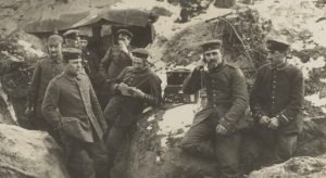 Sotilaita juoksuhaudoissa ensimmäisessä maailmansodassa